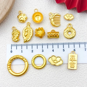 Pendentifs dorés de style chinois avec Pixiu et dragon sur un fond blanc texturé