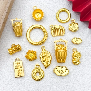 Détails macro de divers pendentifs porte-bonheur chinois avec finitions en or poli et mat