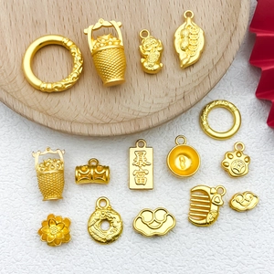 Détails macro de divers pendentifs porte-bonheur chinois dorés, lotus et sacs de monnaie