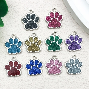 Plano detalle de coloridos colgantes de huellas brillantes para manualidades de joyería