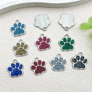 Detalle macro de colgantes de huellas con purpurina para joyería DIY y accesorios