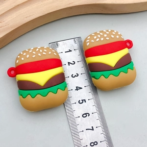 DIY voedselbedeltje hamburger sleutelhanger van PVC getoond met een meetlat