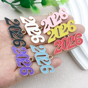 Set de dijes 2026 para joyería DIY en siete colores de esmalte con acabado dorado