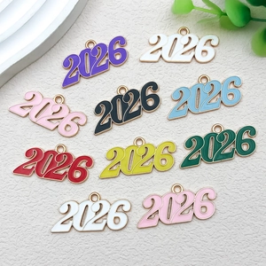 Detalle macro de los colgantes coloridos año 2026 en aleación dorada para joyería DIY