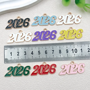 Colgantes esmaltados de colores año 2026 para joyas DIY con regla de medida de 34mm