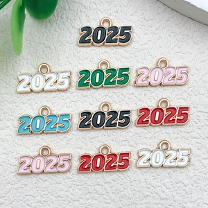 Vue détaillée de breloques émaillées 2025 multicolores pour bracelets et bijoux DIY