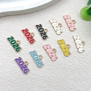 Détail macro de pendentifs 2026 en alliage coloré avec bords dorés pour bijoux artisanaux