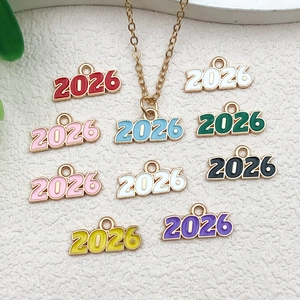 Pendentifs année 2026 dorés en émail coloré avec collier assorti à chaîne à maillons en O