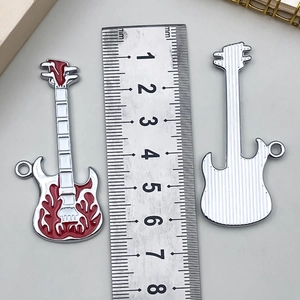 Kleurrijke emaille gitaar hanger met vlampatroon in rood en zilveren achterkant