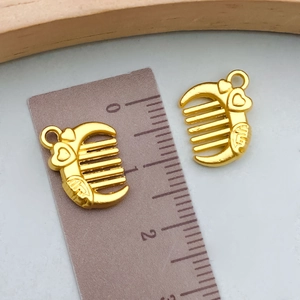 Matte goldene herzförmige Kamm-Anhänger für DIY-Schmuck mit Lineal zum Größenvergleich