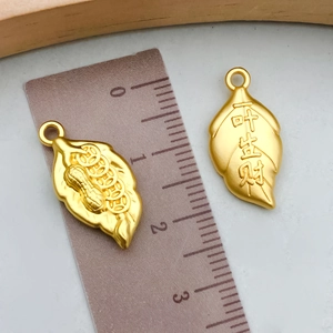 Blattförmige goldene Anhänger mit Glücksmünzen-Relief und chinesischer Gravur