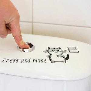 Sticker chat gris rigolo avec texte Press and Rinse pour déco de toilettes salle de bain