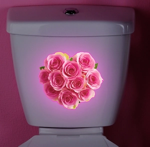 Dettaglio di adesivi a forma di cuore con rose rosa ed effetto luminoso su serbatoio