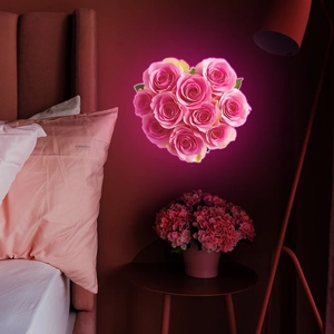 Lampada decorativa a cuore con rose rosa per un'atmosfera romantica in camera