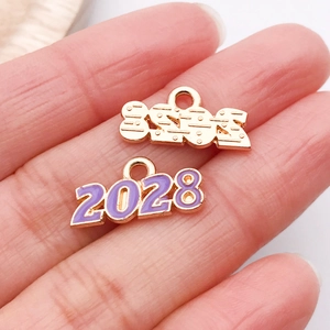 Détail macro du pendentif 2028 en métal doré et émail violet pour bijoux DIY