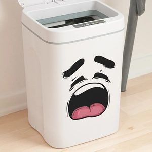 Pattumiera intelligente bianca con sensore, faccia emoji divertente e coperchio aperto