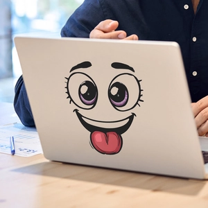 Adesivo emoji divertente con lingua fuori su laptop argentato per arredo ufficio