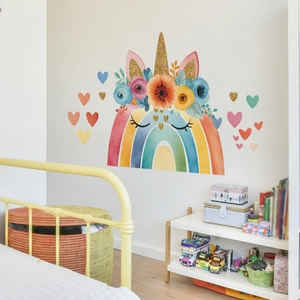 Adesivi murali decorativi con unicorno arcobaleno in una accogliente camera da letto