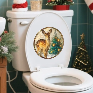 Selbstklebender Weihnachtsaufkleber mit Rentier und Baum auf weißem Toilettendeckel im Bad