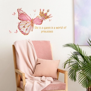 Sticker mural papillon rose avec couronne et citation reine sur mur blanc