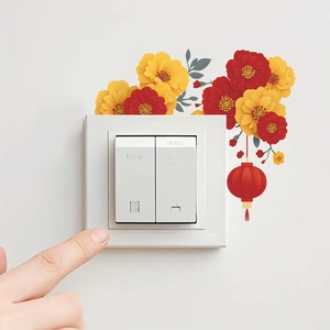 Weißer Doppel-Wandschalter mit festlichen roten Blumen und Laternen-Aufklebern