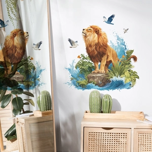 Sticker mural lion de dessin animé avec plantes tropicales et vagues de mer
