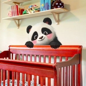 Adesivo murale panda carino per cameretta sopra una culla in legno in un ambiente caldo