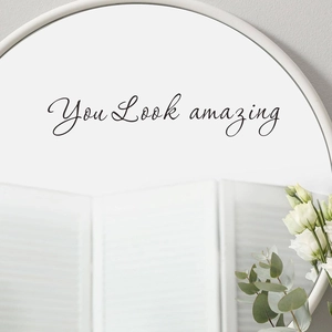Sticker mural 'You Look Amazing' noir élégant pour miroirs de salle de bain