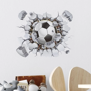 Sticker mural 3D football montrant un ballon traversant un mur blanc pour déco de chambre
