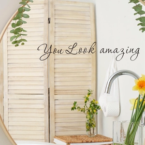 Sticker mural You Look Amazing en vinyle avec écriture élégante sur miroir de salle de bain