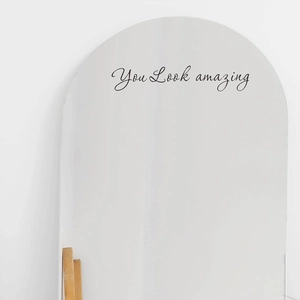 Sticker de miroir You Look Amazing minimaliste avec une élégante écriture manuscrite noire