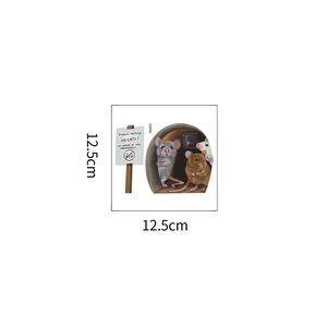 Détail d'un autocollant mural trou de souris avec panneau No Cats et taille 12,5cm