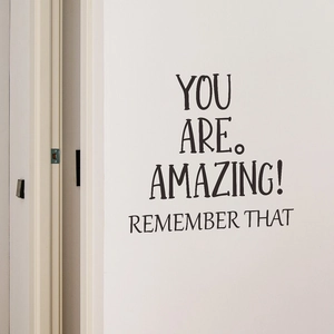Adesivo murale nero moderno con citazione You Are Amazing per decorazioni del soggiorno
