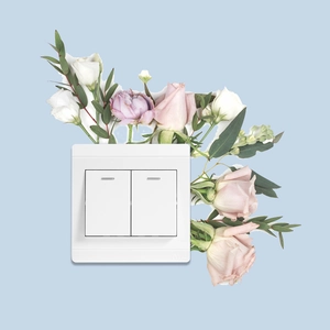 Moderno interruttore a doppia parete bianco con adesivi decorativi a fiori verdi