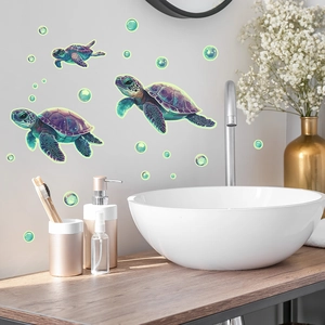 Adesivi murali tartarughe marine luminose e bolle brillanti in un bagno moderno decorato