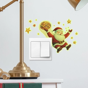 Leuchtende Weihnachts-Wandtattoos mit Weihnachtsmann und Sternen um einen Lichtschalter im Haus