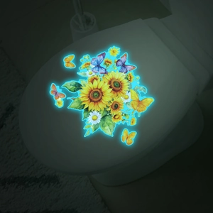 Adesivo per toilette luminoso con girasoli e farfalle che brillano nell'oscurità