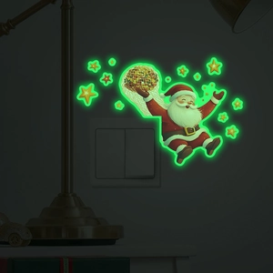 Leuchtender Weihnachtsmann Wandaufkleber auf Lichtschalter in dunkler Umgebung