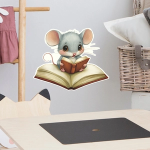 Détail d'autocollant mural souris de dessin animé sur mur clair dans une chambre d'enfant