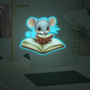 Sticker mural phosphorescent représentant une souris lisant un livre dans l'obscurité