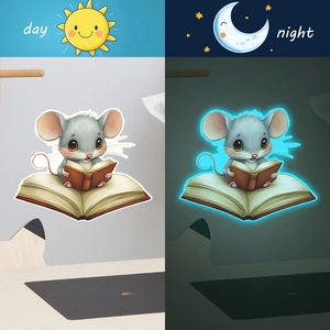Sticker mural souris de dessin animé lisant avec effets de lueur jour et nuit