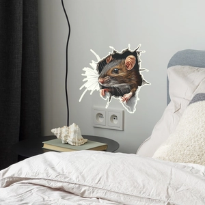 Detailweergave van een creatieve 3D-muissticker die door een slaapkamermuur heen breekt