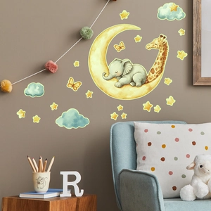 Détail des stickers muraux lumineux éléphant et girafe dans une chambre d'enfant douillette