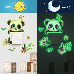 Sticker mural panda aquarelle lumineux avec papillons montrant les effets jour et nuit