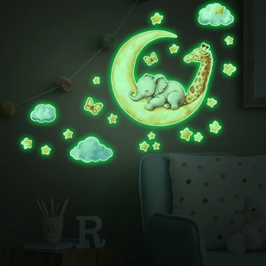 Stickers muraux lumineux montrant un éléphant et une girafe dormant sur la lune
