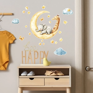 Vue détaillée des stickers muraux éléphant et girafe dans une chambre de bébé cosy