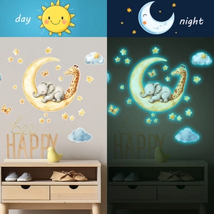 Sticker mural lumineux éléphant et girafe sur la lune, vue effet jour et nuit complète