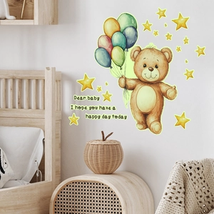 Détail d'autocollant mural d'ours avec ballons et étoiles pour décoration de chambre