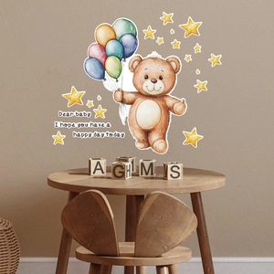 Vue détaillée du sticker mural ours aquarelle avec ballons colorés et étoiles