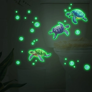 Adesivi murali tartarughe marine fluorescenti con effetto luminoso in un bagno al buio